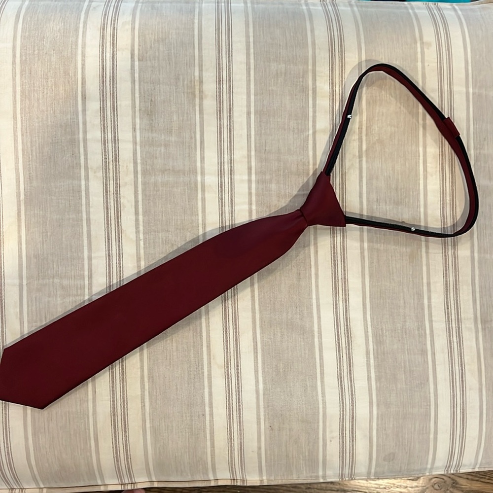 Egara zip tie maroon. Great condition